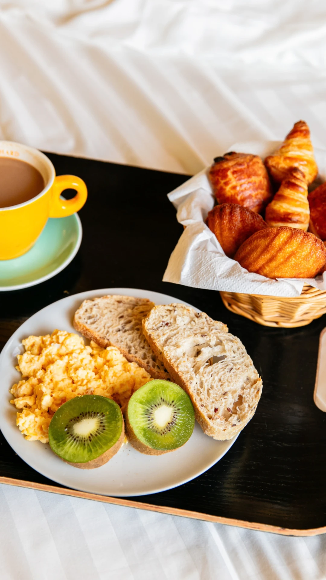 Croissants, pain, œufs et kiwi sur plateau, petit-déjeuner buffet à Paris 1er