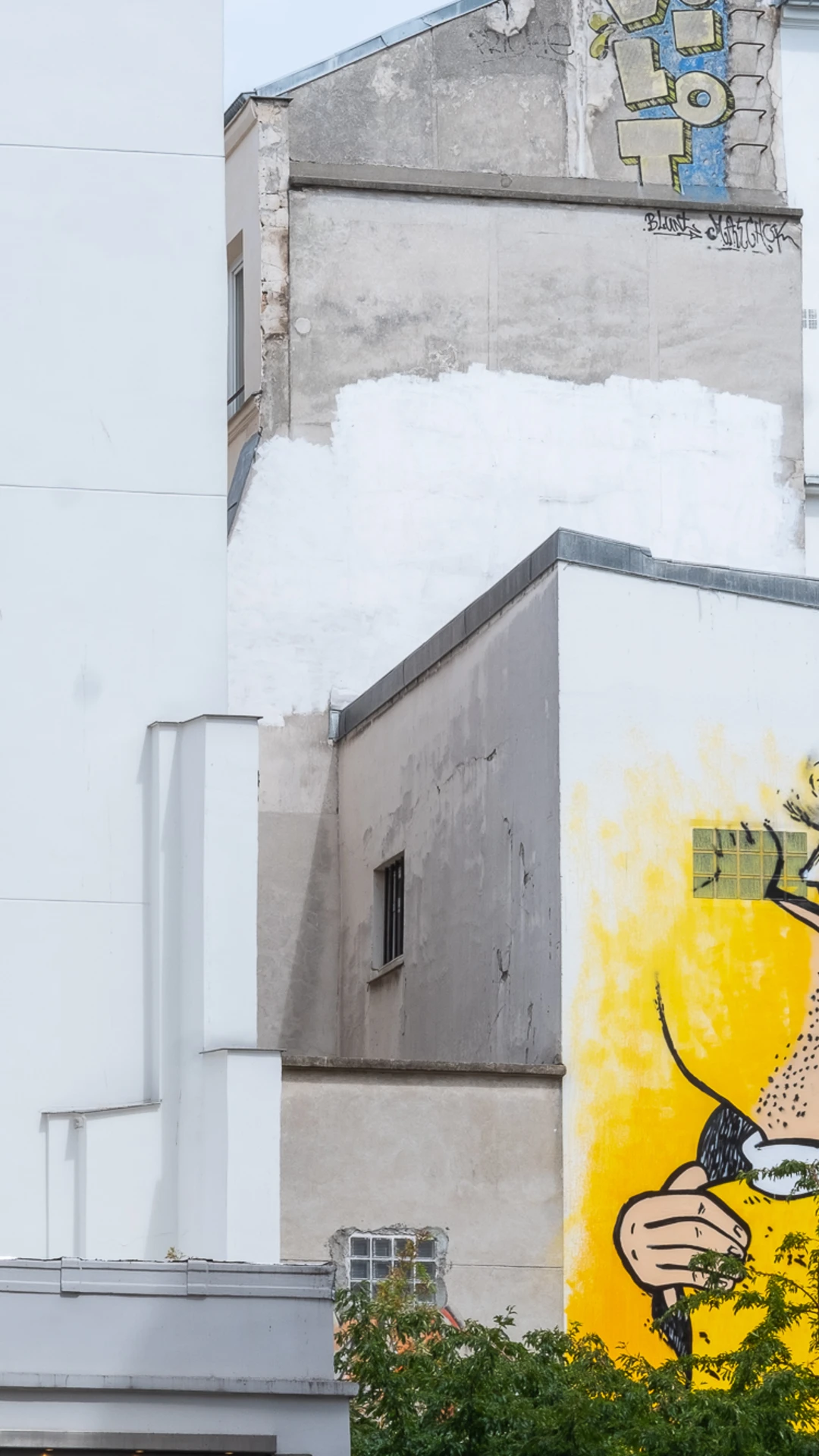 Fresque BD sur un immeuble parisien, dans le quartier de l'hôtel Louvre Paris 1er