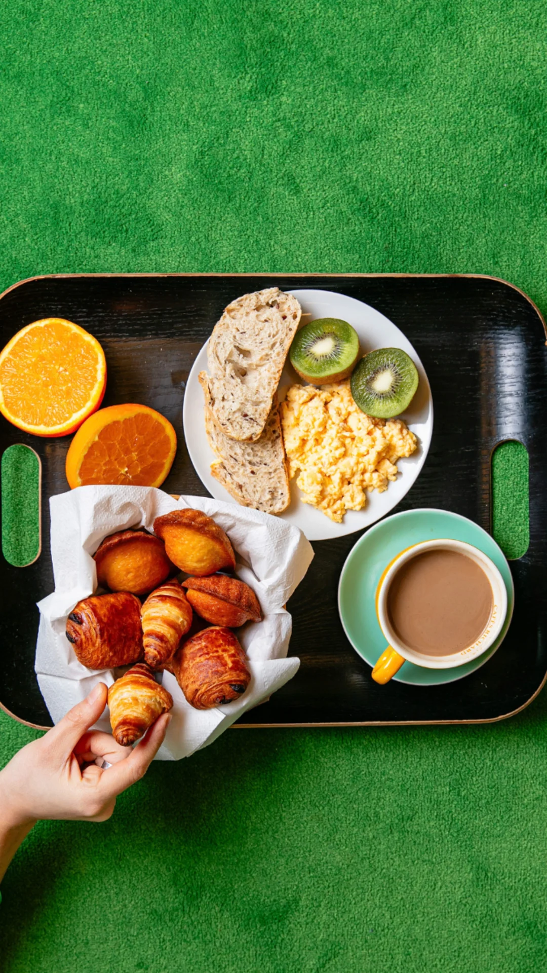 Croissants, œufs brouillés et café du petit-déjeuner buffet, hôtel à Paris 1er