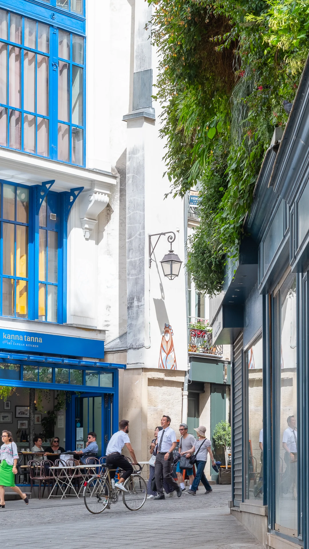 Façade bleue et ruelle végétalisée du quartier, près de l'hôtel Louvre à Paris 1er