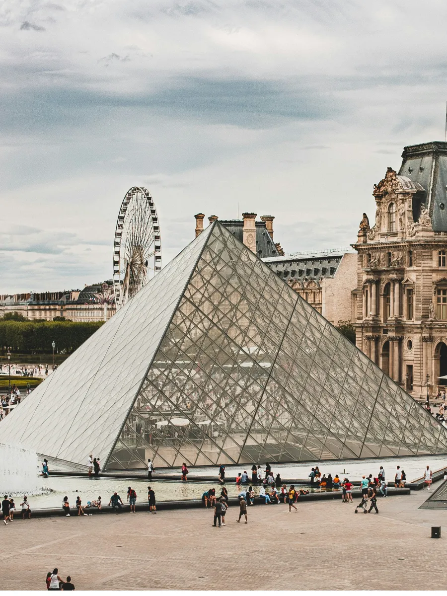 Pyramide du Louvre et grande roue des Tuileries, quartier de l'Hôtel Crayon où dormir près du Louvre