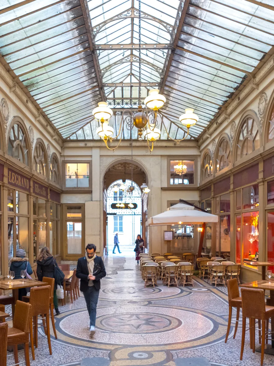 Galerie Vivienne, passage couvert de Paris avec verrière et sol en mosaïque, près de l'Hôtel Crayon