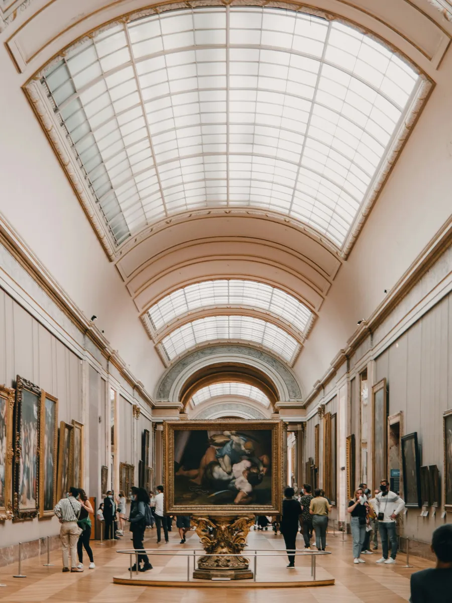 Grande Galerie du musée du Louvre et ses visiteurs, à 8 minutes à pied de l'Hôtel Crayon à Paris 1er