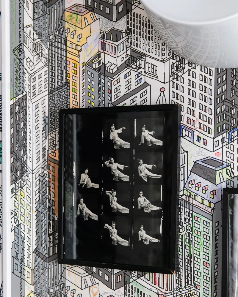 Cadre d'art sur papier peint graphique d'immeubles dans une chambre de l'Hôtel Crayon à Paris 1er