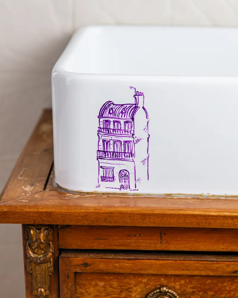 Vasque illustrée d'un immeuble parisien sur commode ancienne à l'Hôtel Crayon, Paris 1er