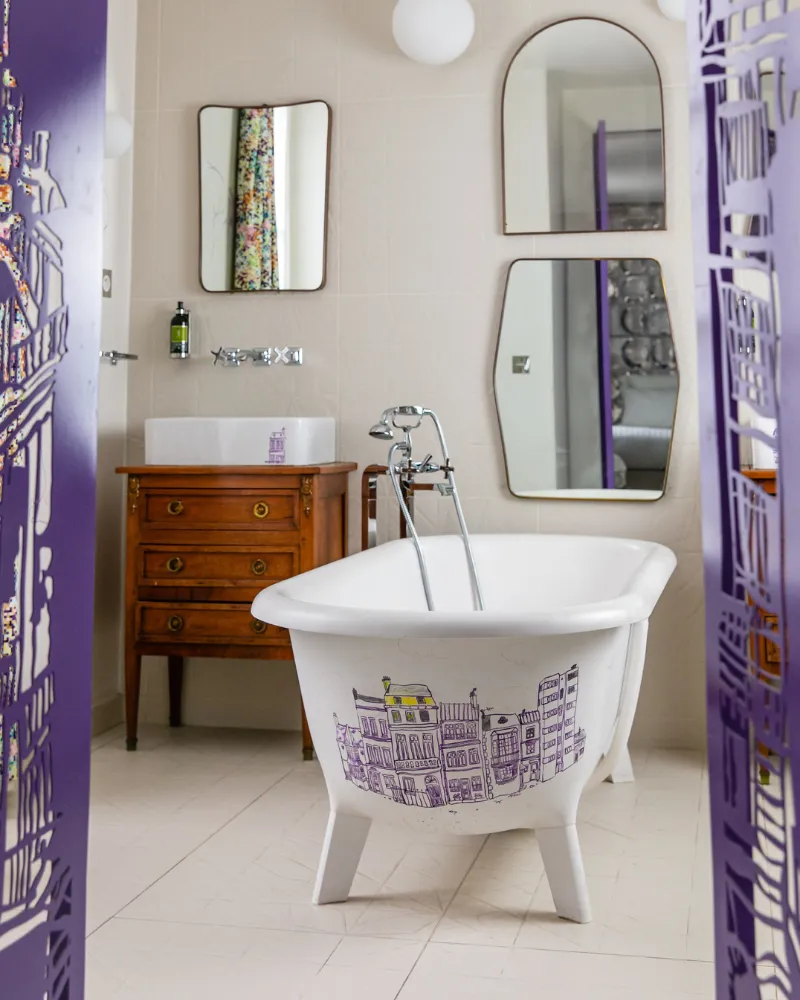 Baignoire sur pieds décorée à la main dans la Suite Junior de l'Hôtel Crayon, boutique-hôtel du 1er arrondissement de Paris