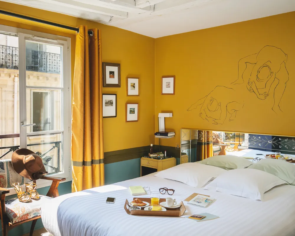 Chambre Insolite Double jaune avec fenêtre sur rue parisienne à l'Hôtel Crayon, boutique-hôtel près du Louvre