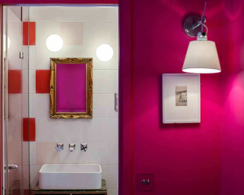 Salle de bain rose et rouge avec miroir doré baroque à l'Hôtel Crayon, boutique-hôtel du 1er arrondissement