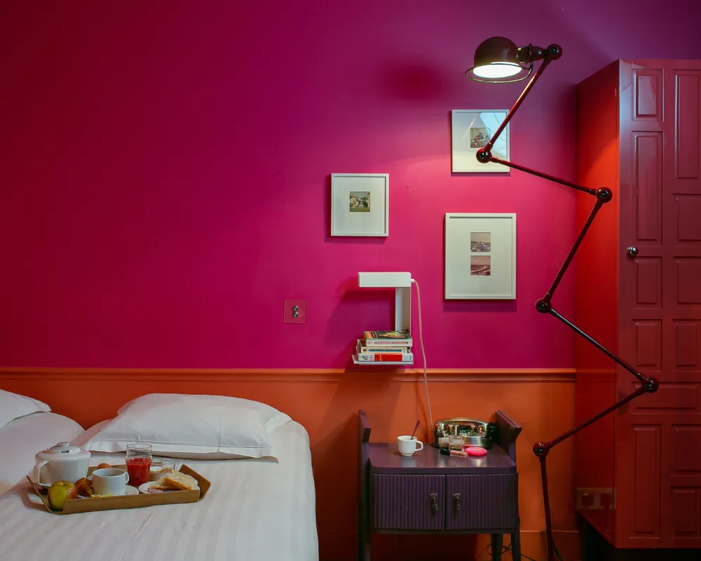 Chambre Insolite Double rose fuchsia de l'Hôtel Crayon à Paris 1er avec lampe d'architecte et petit-déjeuner