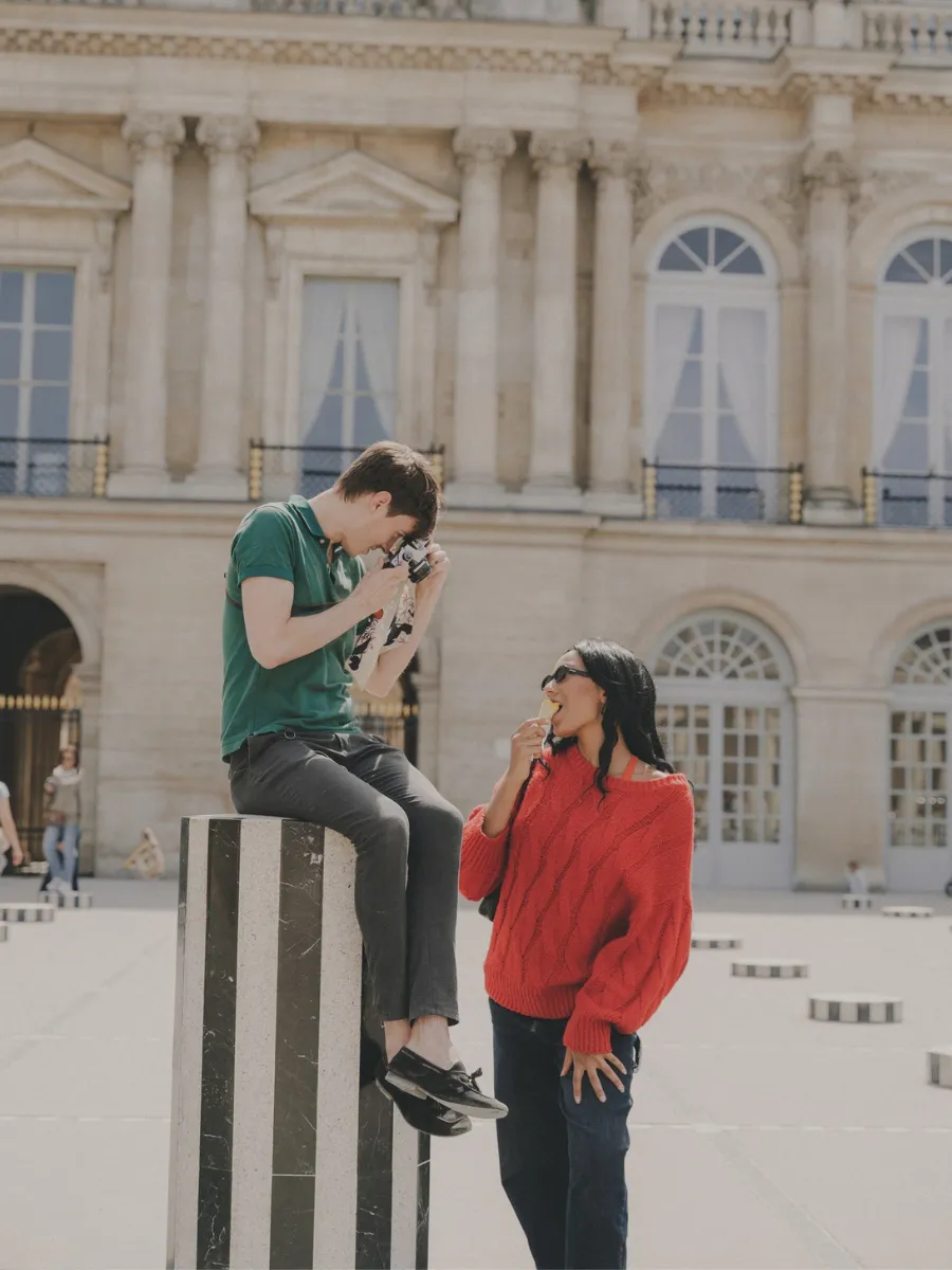 Couple on the Buren Columns at the Palais-Royal, a 5-minute walk from Hôtel Crayon, Paris 1st arrondissement