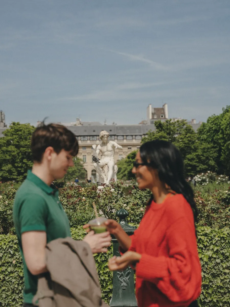 Couple se promenant dans un jardin parisien près du Louvre, à quelques minutes de l'Hôtel Crayon