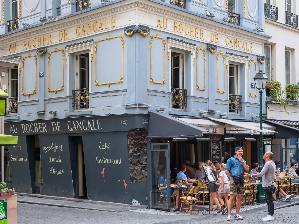 Restaurant Au Rocher de Cancale et sa terrasse rue Montorgueil, à 9 minutes à pied de l'Hôtel Crayon