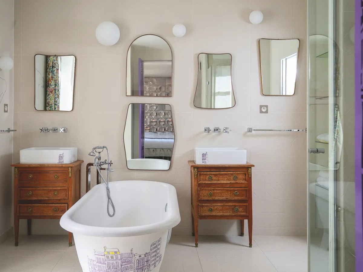 Junior Suite bathroom at the Hôtel Crayon in Paris 1st arrondissement, featuring an illustrated bathtub and double vanity
