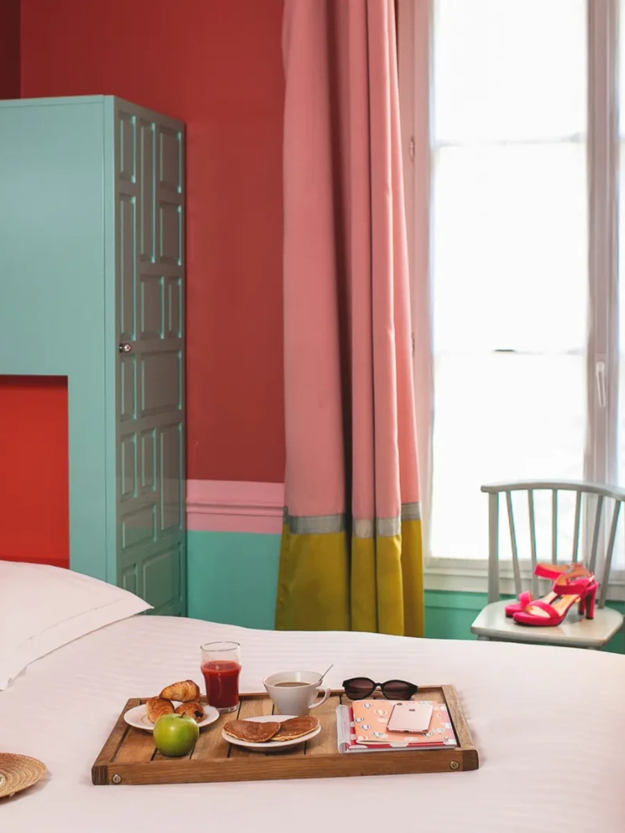 Chambre Singulière de l'Hôtel Crayon à Paris 1er, chambre colorée pour une personne avec lit 140