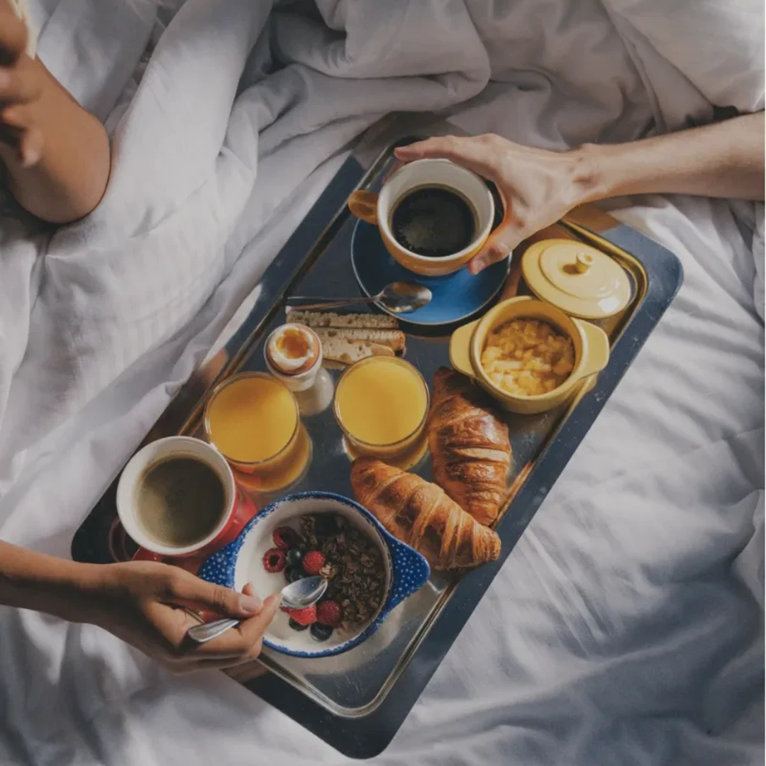 Petit-déjeuner au lit avec jus d'orange, café et croissants, une matinée à l'Hôtel Crayon à Paris