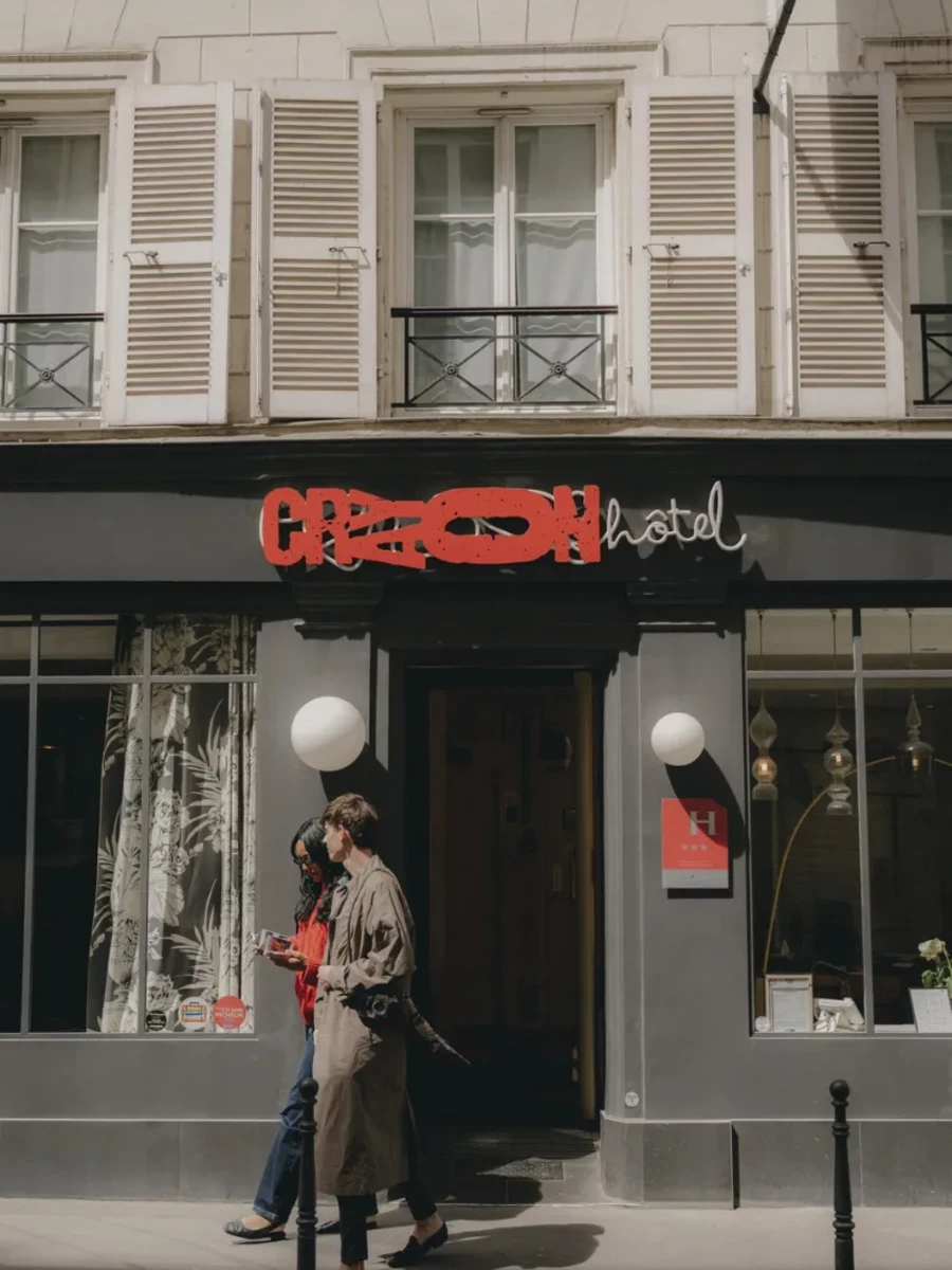 Entrée de l'Hôtel Crayon rue du Bouloi, hôtel 3 étoiles au cœur de Paris 1er