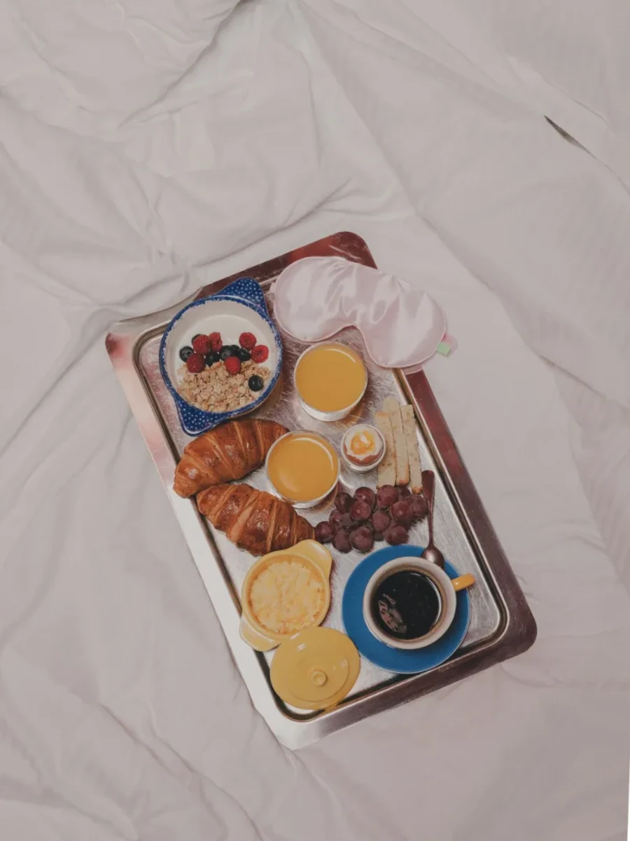 Petit-déjeuner en chambre avec pancakes, croissant et café sur un plateau, Hôtel Crayon à Paris 1er