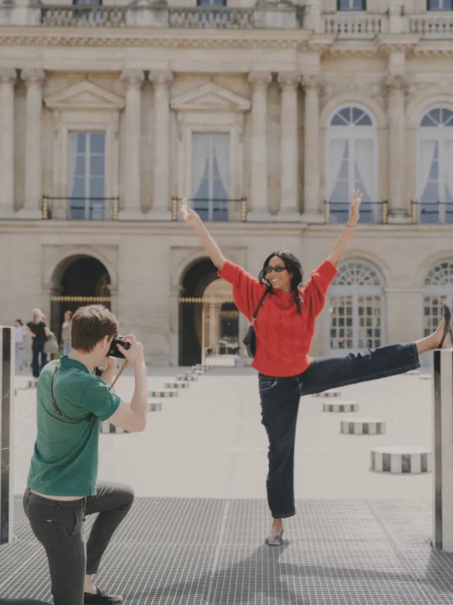 Couple s'amusant à la photo devant le Palais-Royal, à 5 minutes à pied de l'Hôtel Crayon, Paris 1er