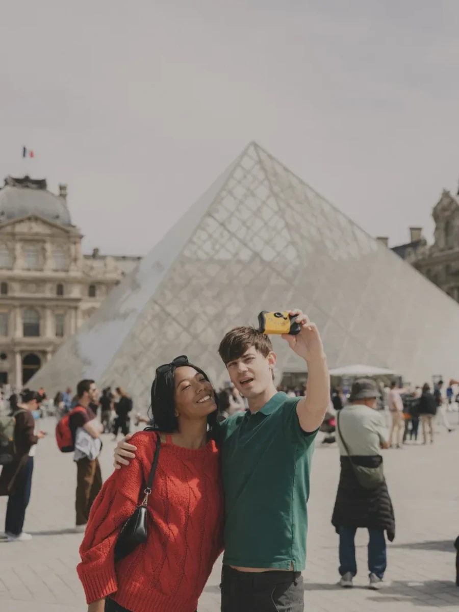 Selfie souvenir devant la pyramide du Louvre, à proximité immédiate de l'Hôtel Crayon, Paris 1er