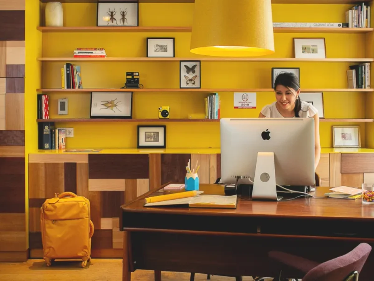 Réception de l'Hôtel Crayon à Paris 1er : accueil chaleureux, bibliothèque jaune et boiseries en patchwork