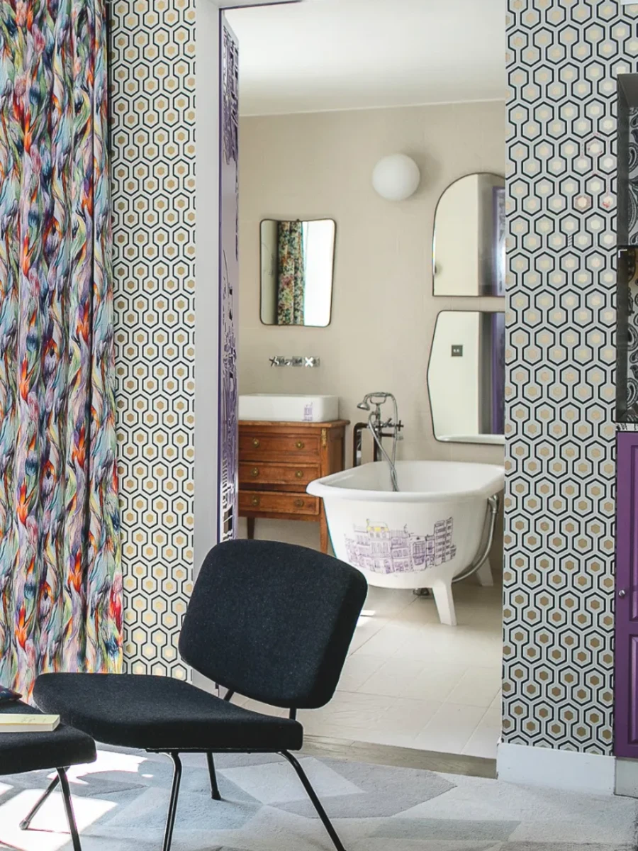 Suite Junior de l'Hôtel Crayon pour une offre romantique à Paris : fauteuils noirs et baignoire sur pieds