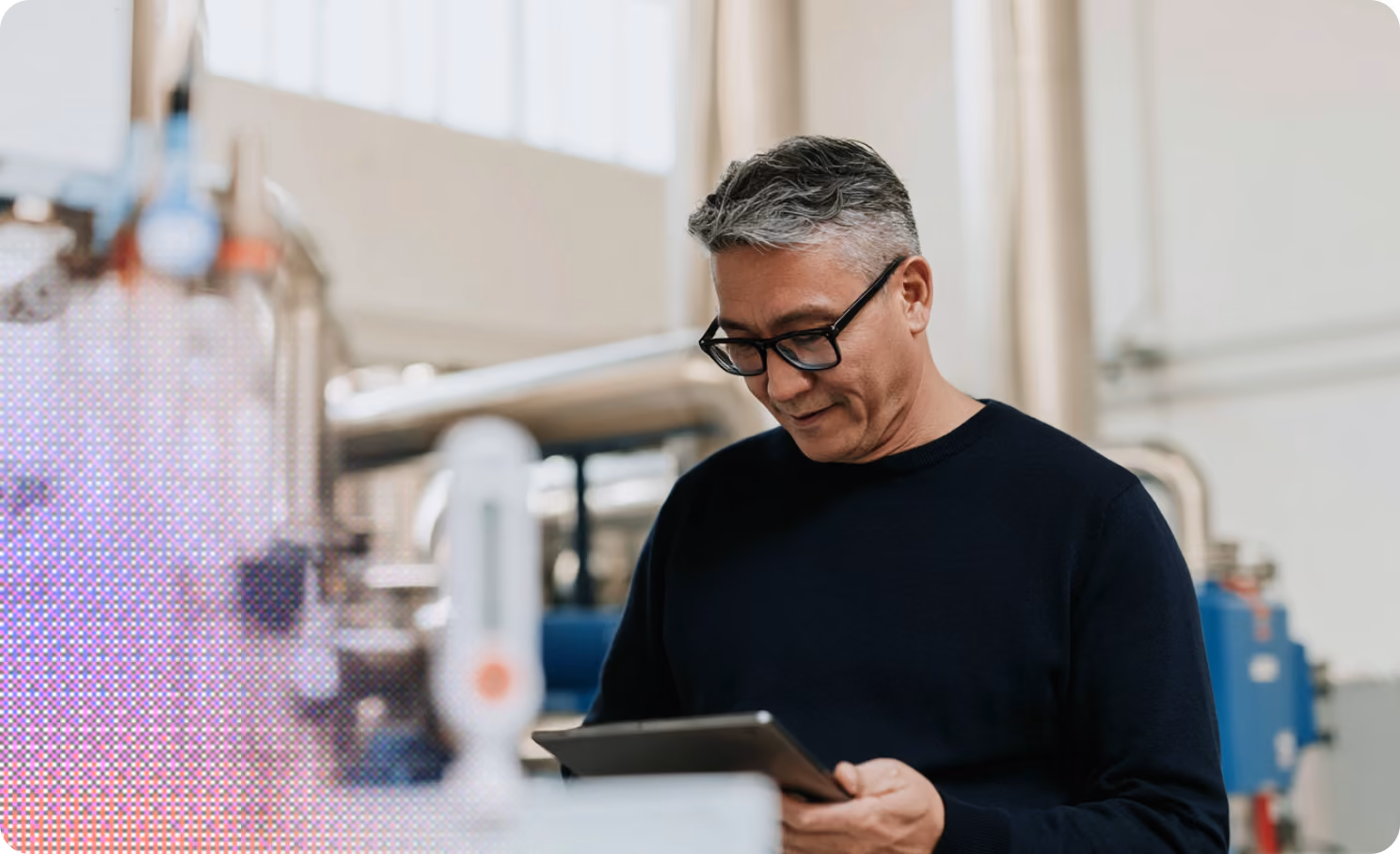 Un responsable consulte son carnet sanitaire Deemply sur une tablette
