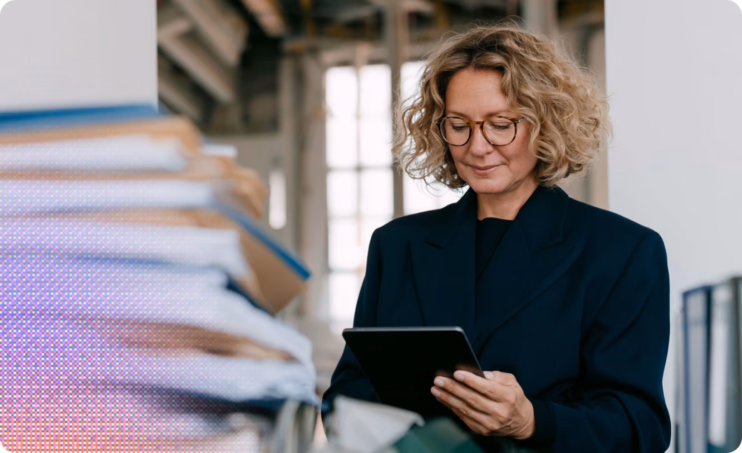 Un responsable consulte ses formulaires de contrôle Deemply sur une tablette