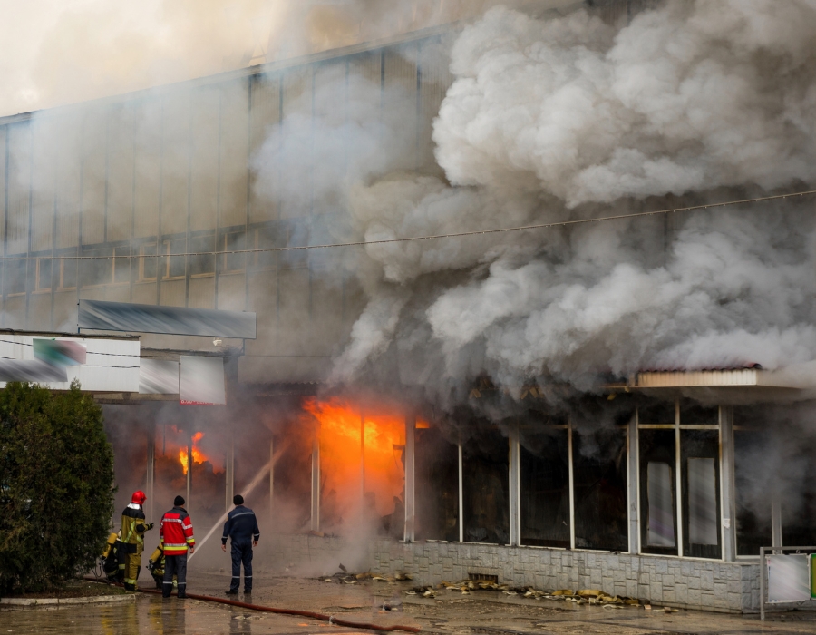 Évoque les coûts matériels causés par l'absence du permis feu