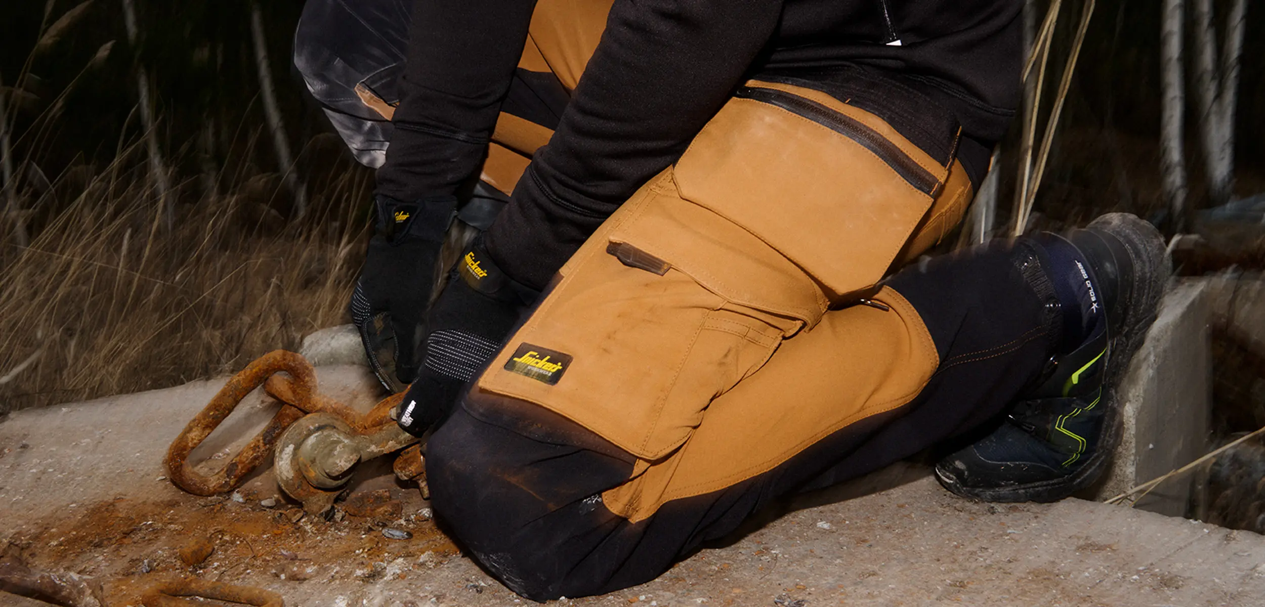 Handwerker mit Snickers Workwear Arbeitshose bei einer Montagearbeit