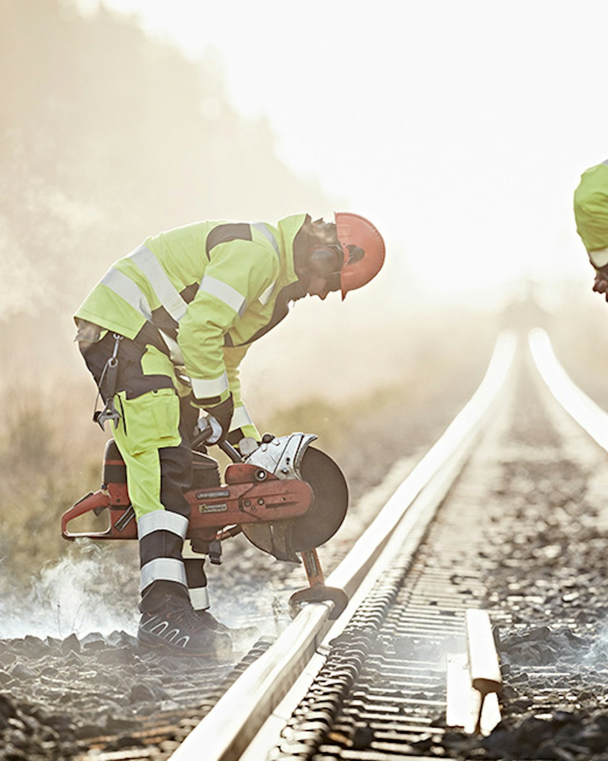 Handwerker in Snickers Workwear Warnschutzkleidung