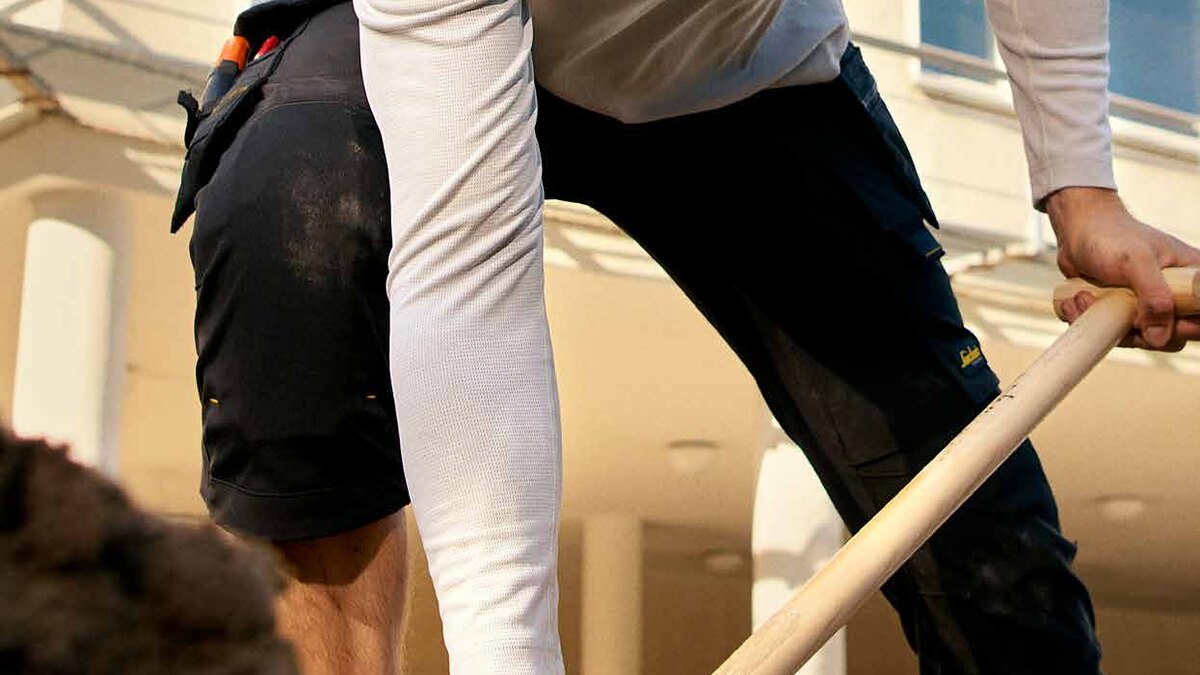 Handwerker in leichter Snickers Workwear für warme Arbeitstage