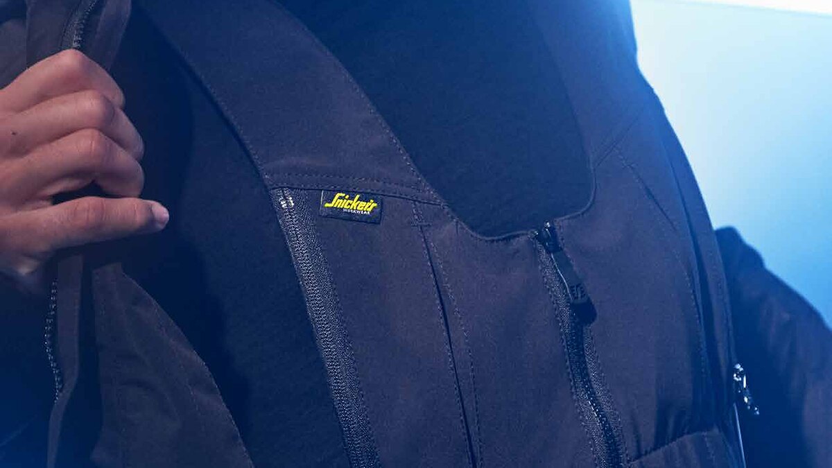 Handwerker in flexibler Snickers Workwear bei der Arbeit