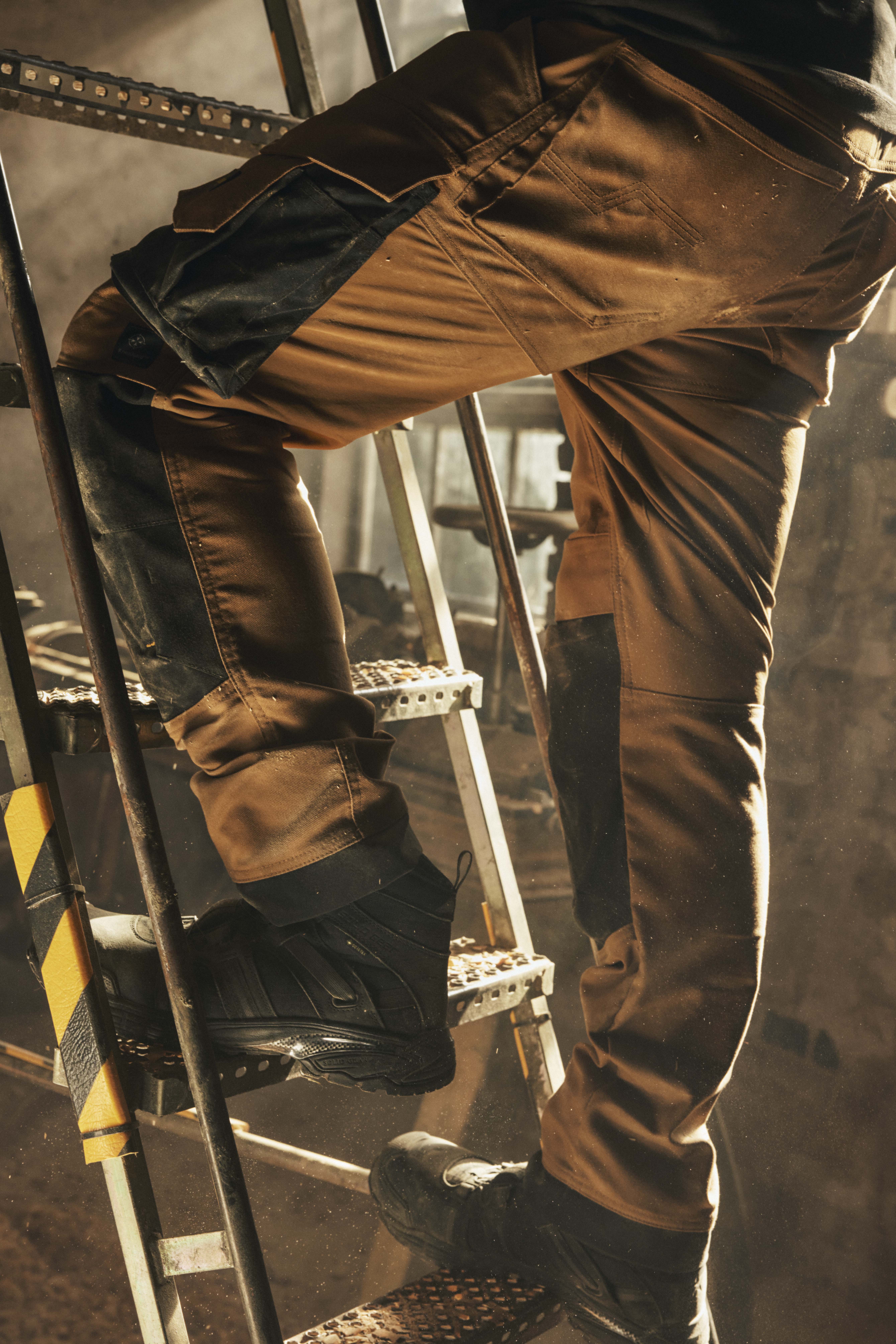 Handwerker in Snickers Workwear Arbeitshose im Arbeitseinsatz