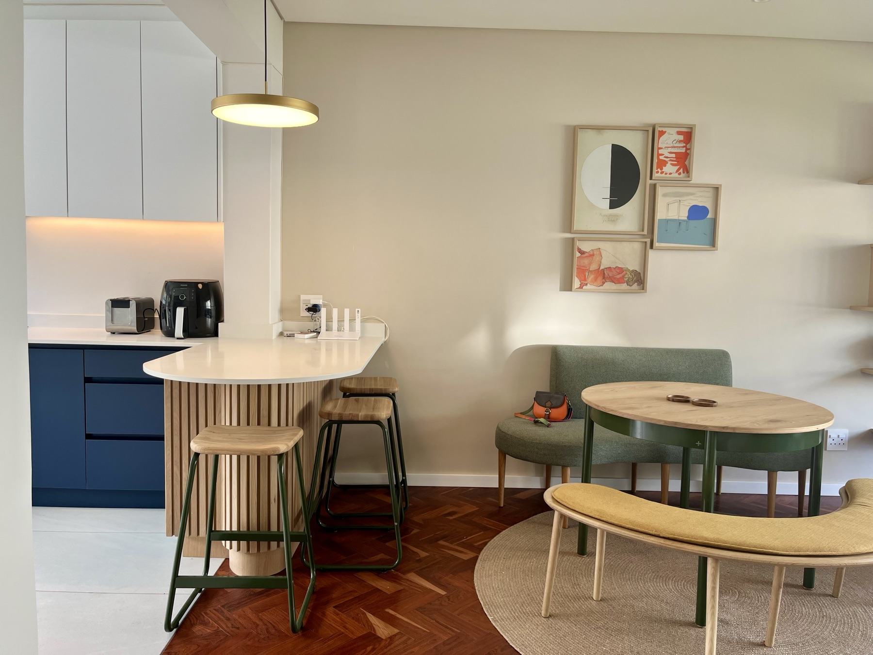 Renovated flat in Rondebosch with open kitchen and dining nook