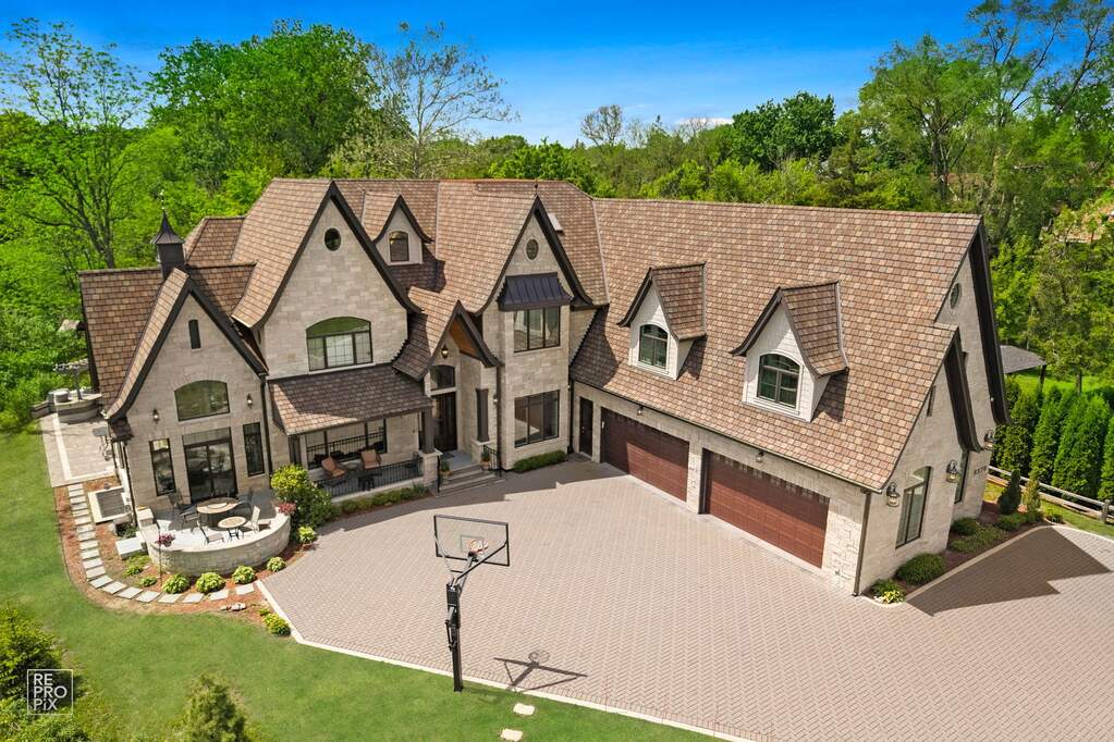 Exterior of 6270 S Garfield Avenue in Burr Ridge, Illinois
