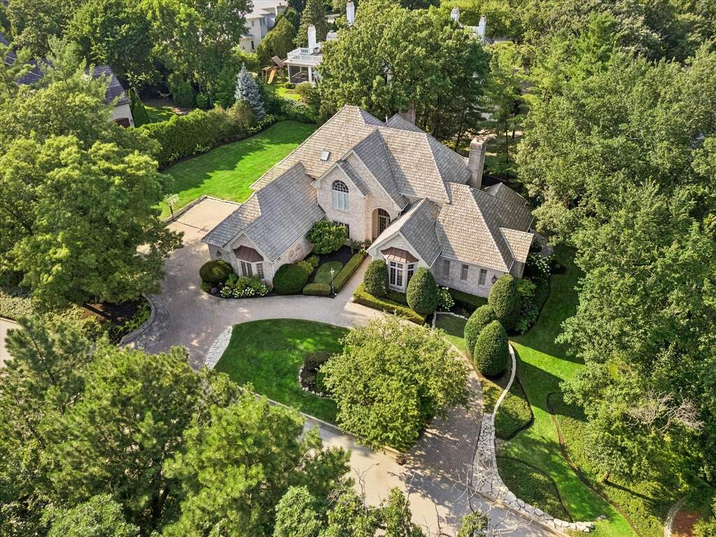 Property photo of 23 Ambriance Drive in Burr Ridge, Illinois