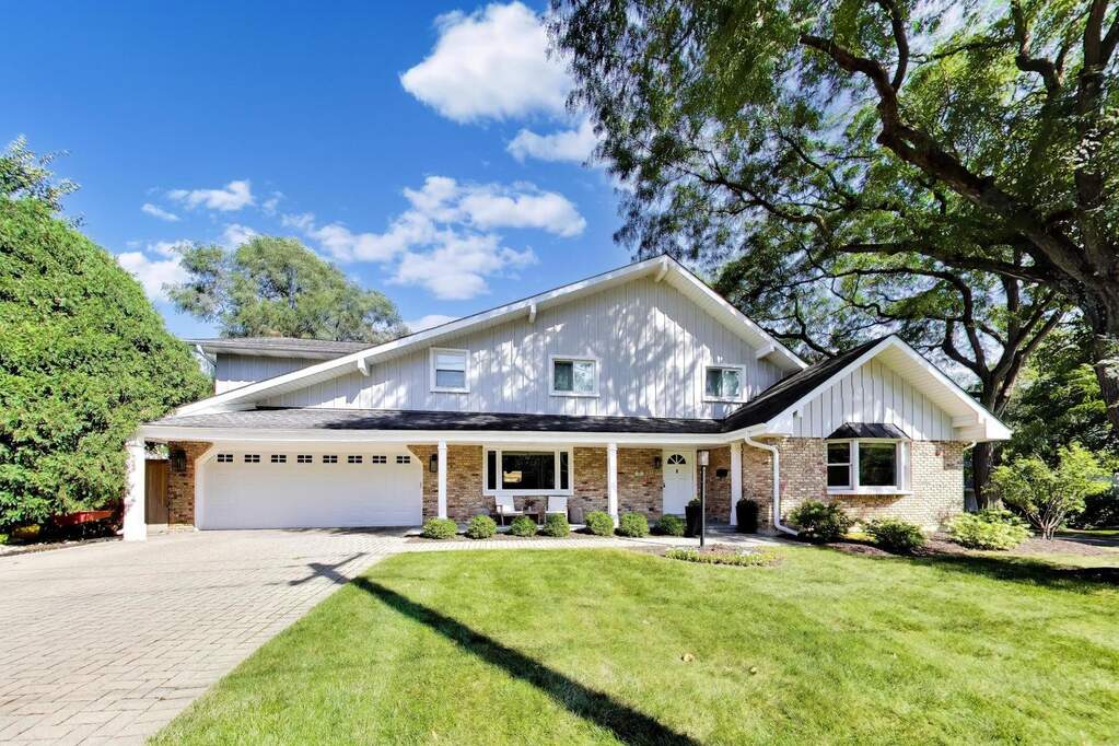Property photo of 101 N Clay Street in Hinsdale, Illinois
