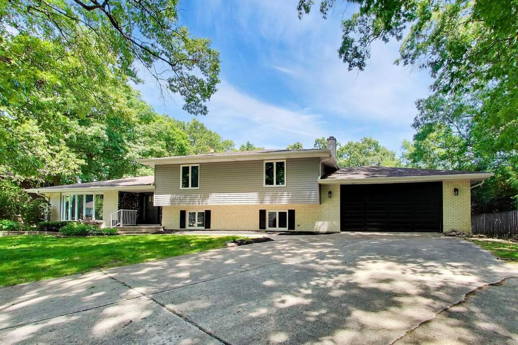 Property photo of 16w250 93rd Place in Burr Ridge, Illinois