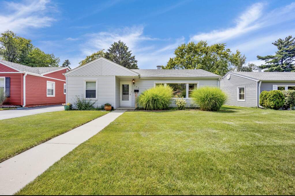 Property photo of 340 S Lodge Lane in Lombard, Illinois