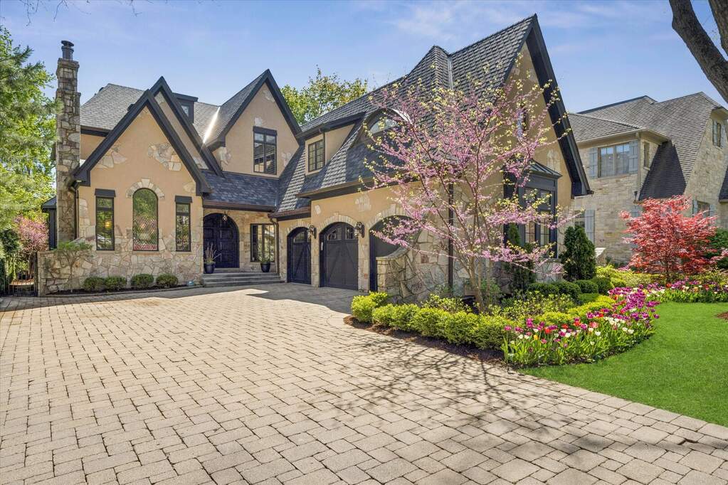 Property photo of 561 Walker Road in Hinsdale, Illinois