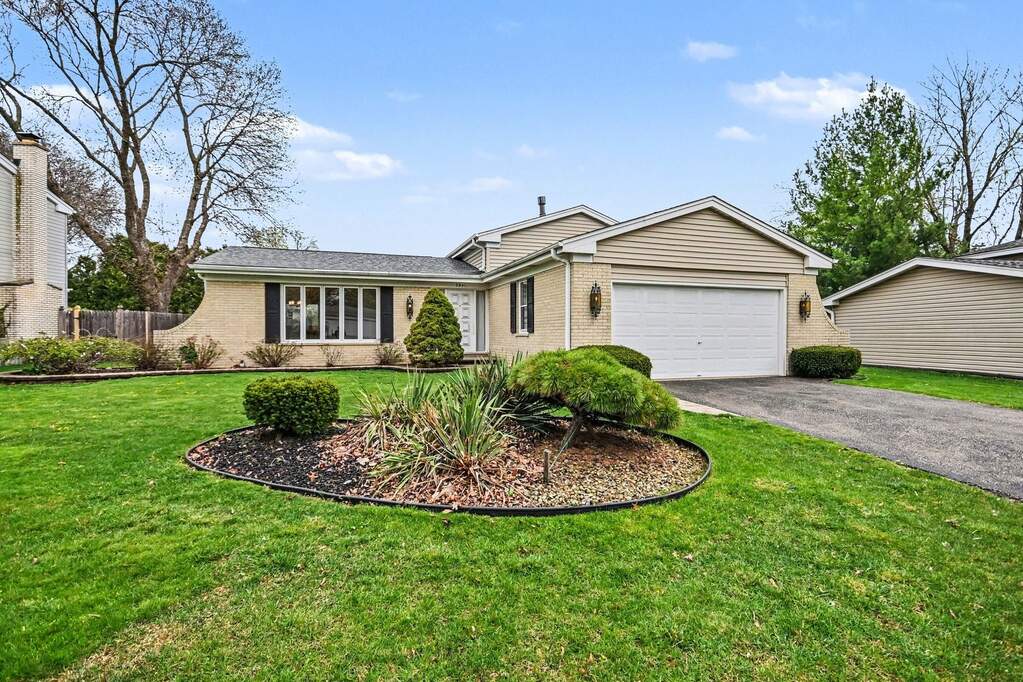 Property photo of 3941 Roslyn Road in Downers Grove, Illinois