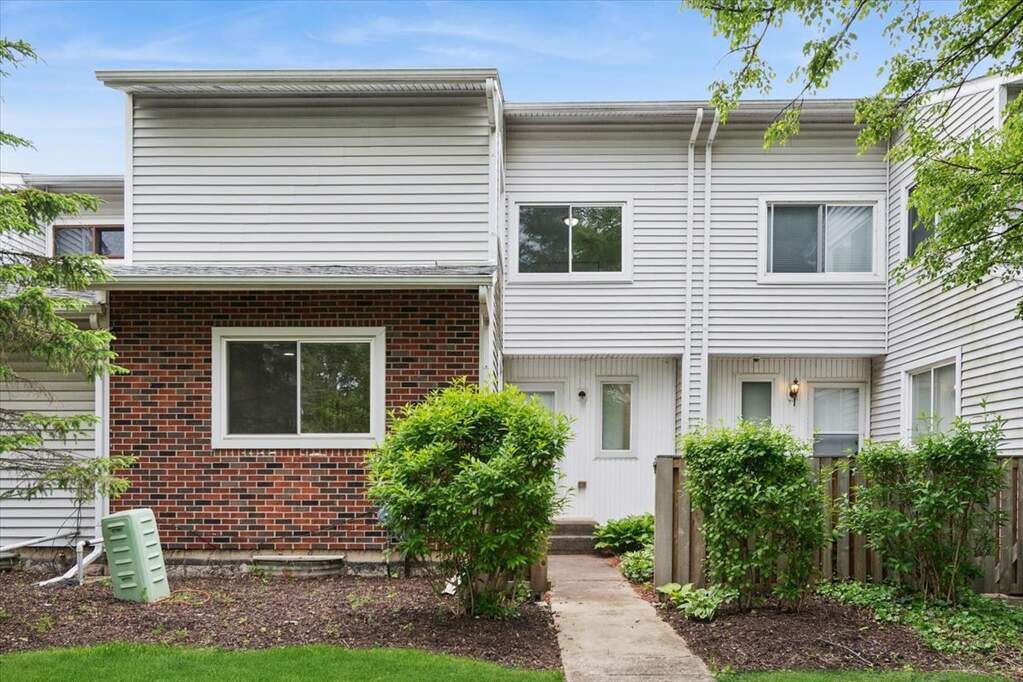 Property photo of 16 Wintergreen Court in Woodridge, Illinois