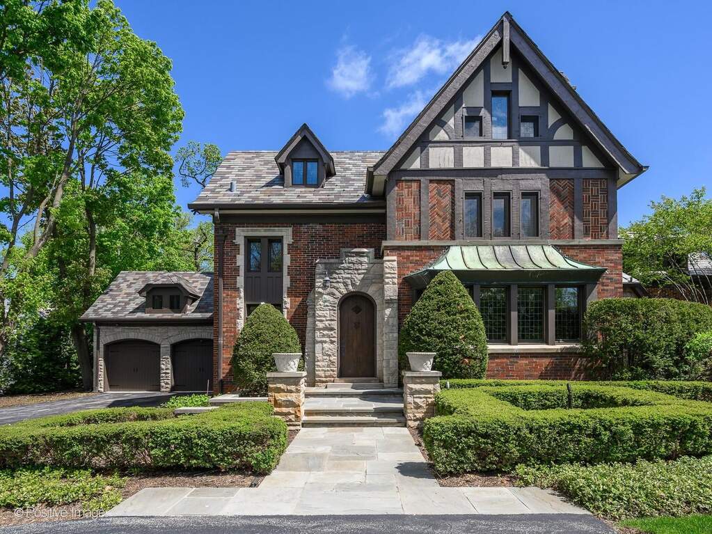 Property photo of 841 S County Line Road in Hinsdale, Illinois
