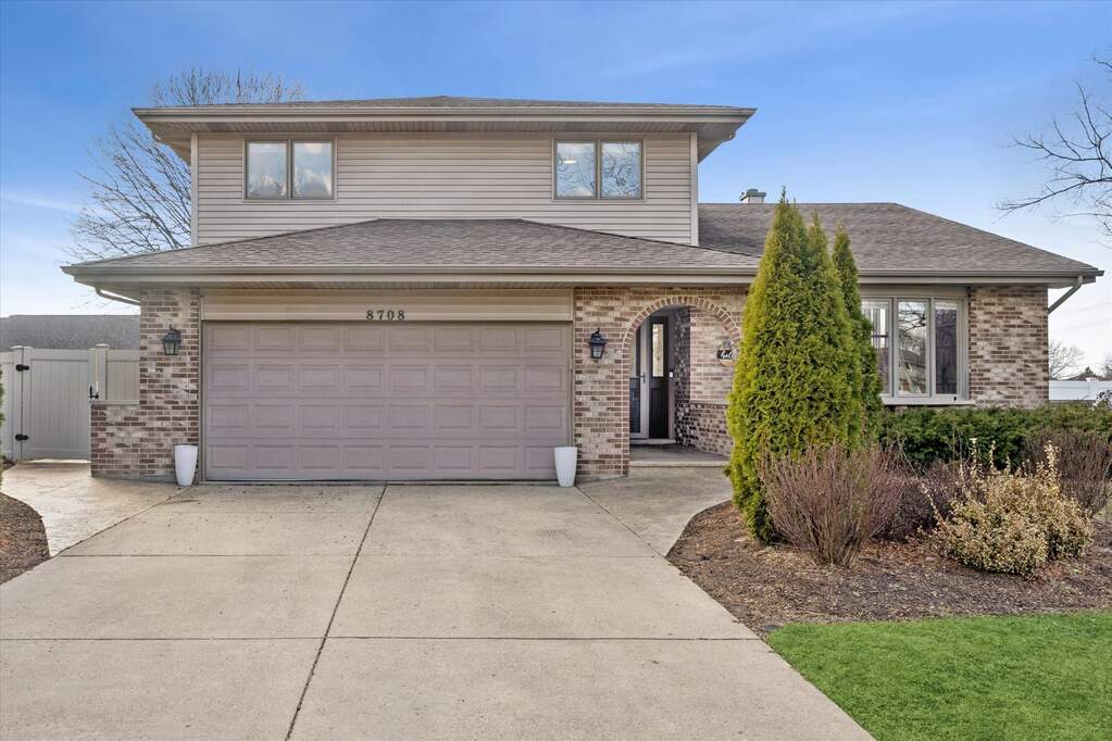 Property photo of 8708 Coventry Drive in Woodridge, Illinois