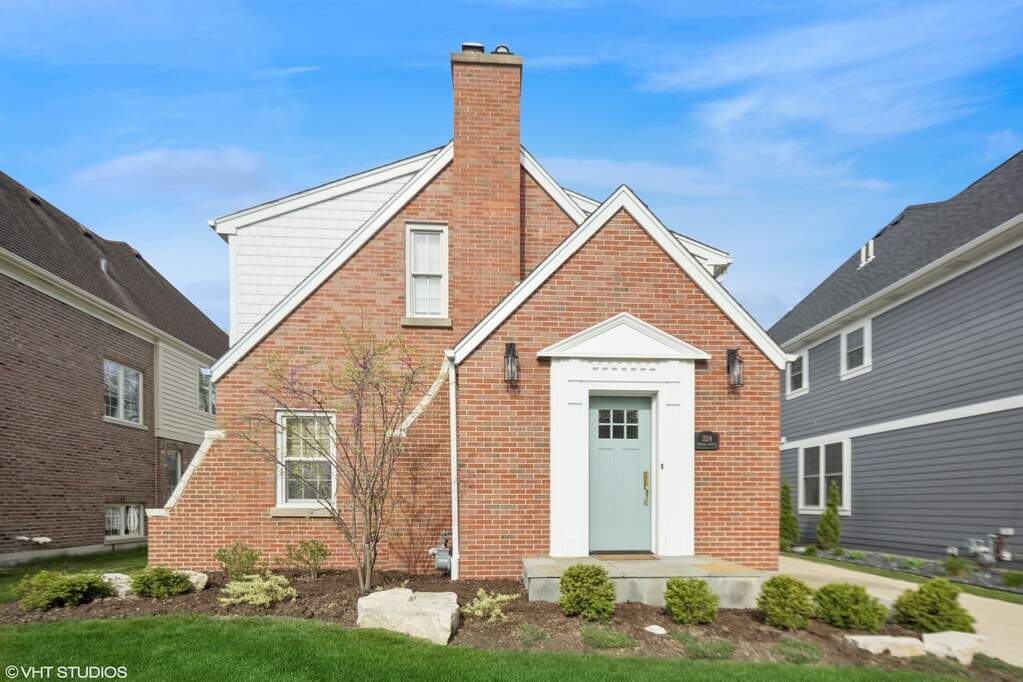 Property photo of 324 S Poplar Avenue E in Elmhurst, Illinois