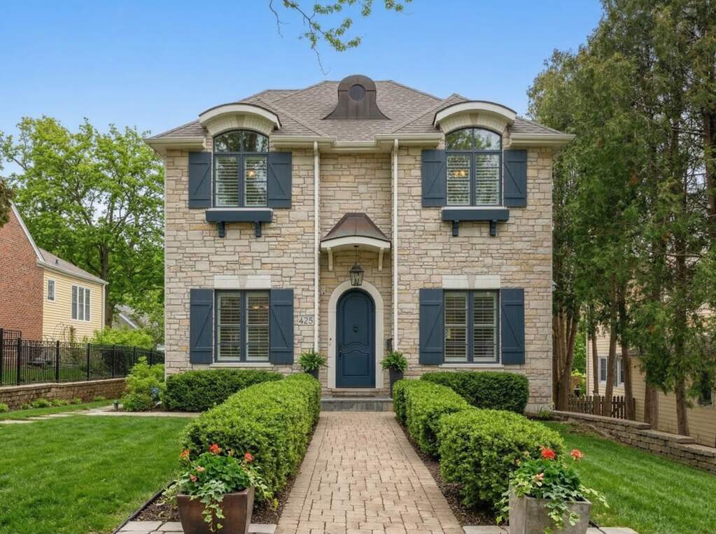 Property photo of 425 S Quincy Avenue in Hinsdale, Illinois