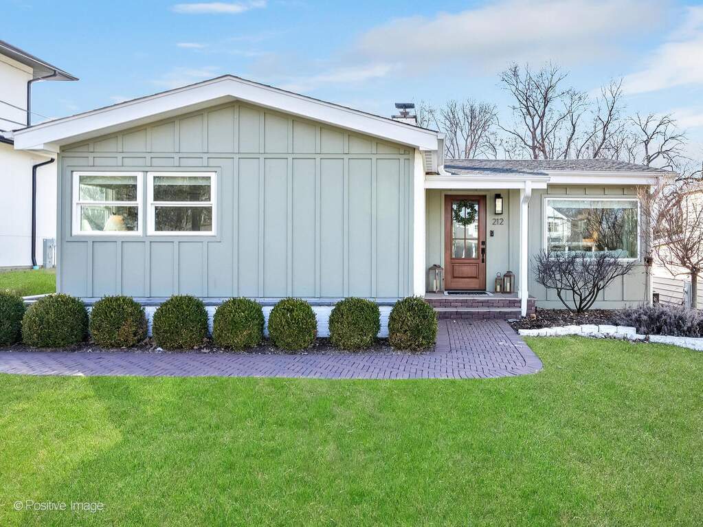 Property photo of 212 Woodstock Avenue in Clarendon Hills, Illinois