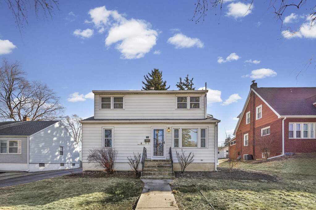 Property photo of 115 N Park Street in Westmont, Illinois