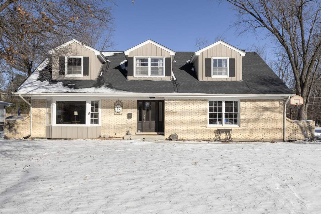 Property photo of 17 Camberley Court in Hinsdale, Illinois