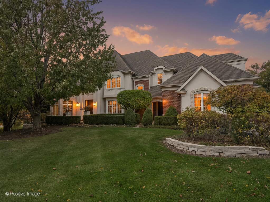 Property photo of 817 Lakeview Lane in Burr Ridge, Illinois